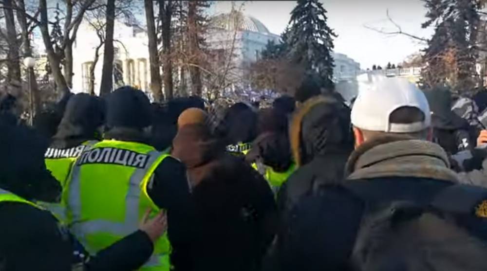 Четверо полицейских пострадали в стычке с митингующими в Киеве