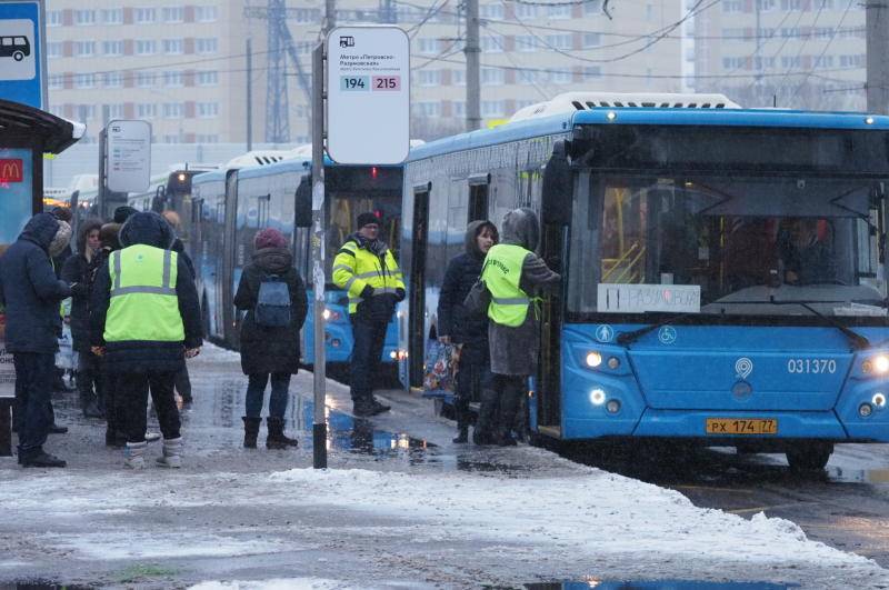 ЦОДД рекомендовал москвичам во вторник пользоваться общественным транспортом