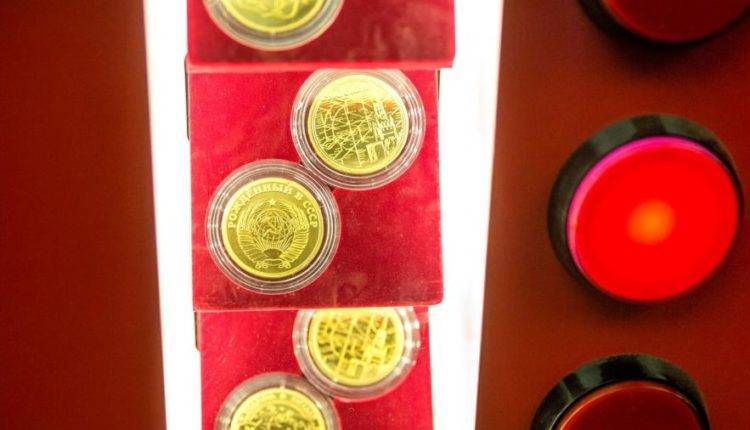 В метро Москвы установили автоматы по продаже сувенирных монет