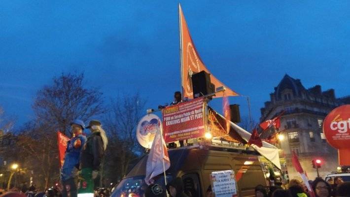 Жители Парижа продолжают протестовать против пенсионной реформы