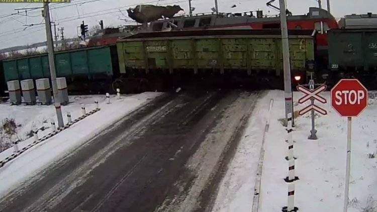 Два человека погибли и один пострадал из-за столкновения машины с поездом в Казахстане