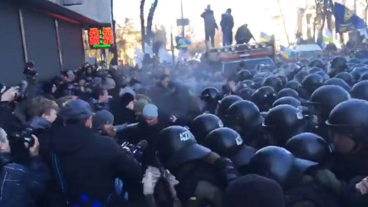 В стычках с митингующими в Киеве пострадали еще двое полицейских