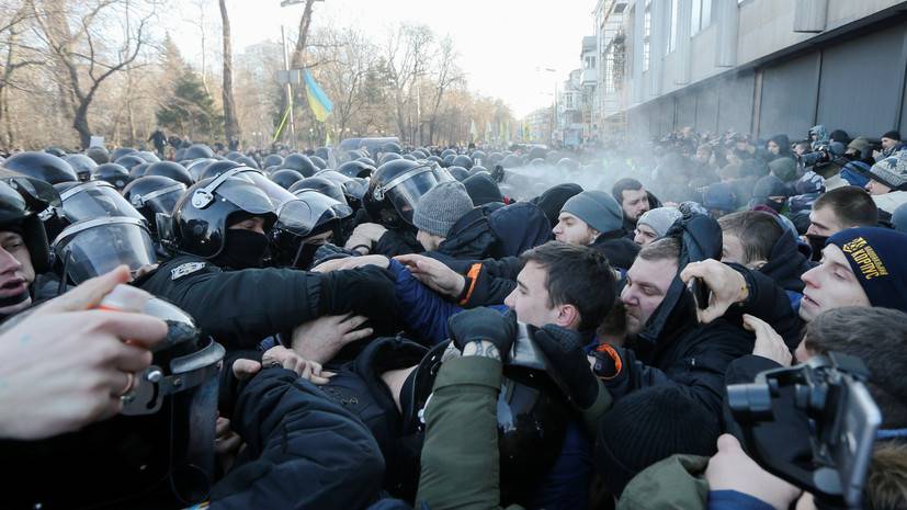 В ходе столкновений возле Рады пострадали 17 полицейских
