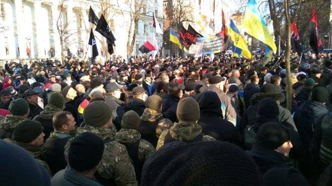 Минимум 17 полицейских получили травмы во время столкновений в Киеве