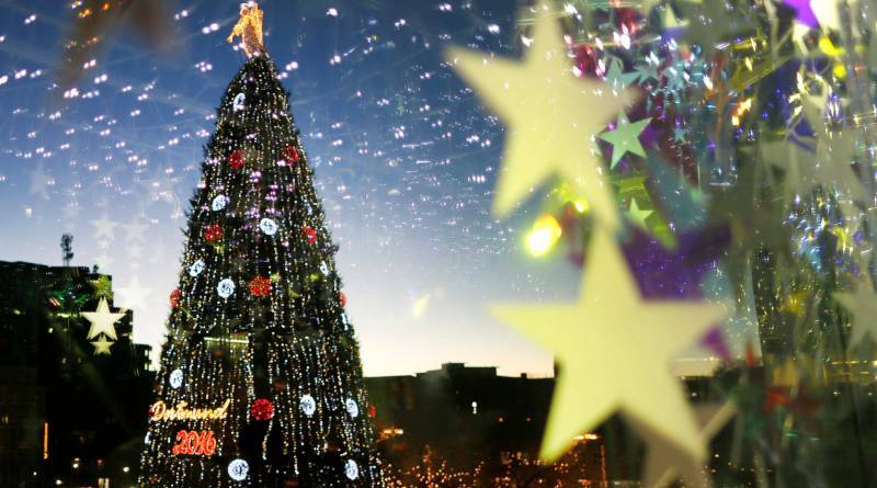 Почему на Рождество принято дарить подарки и украшать елку?