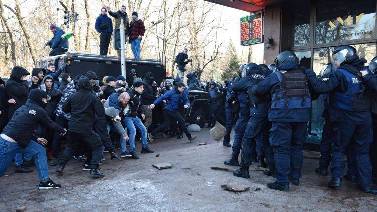 В Киеве митингующие возле парламента забрасывают полицейских камнями