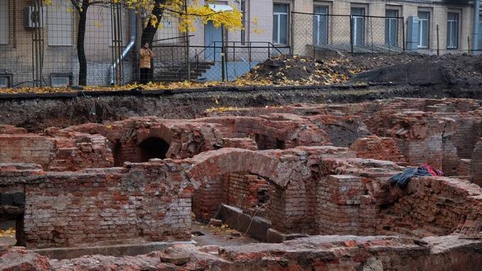 Неизвестные засыпали руины Ново-Александровского рынка близ Фонтанки&nbsp;