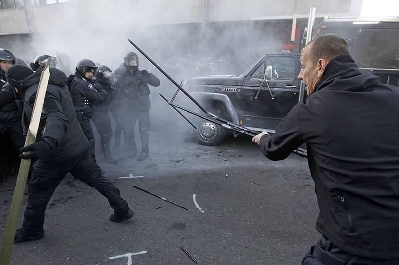 Жертвы "земельного майдана": у стен Рады пострадали около двух десятков полицейских