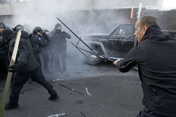 17 полицейских пострадали во время столкновений у стен Рады в Киеве