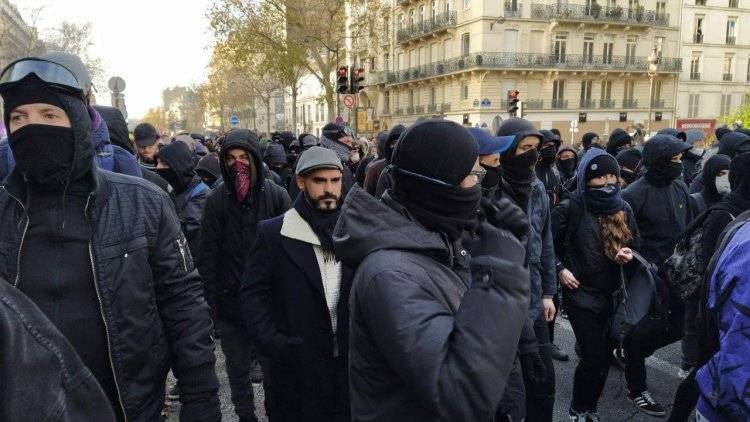 Радикалы устроили беспорядки во время манифестации в Париже