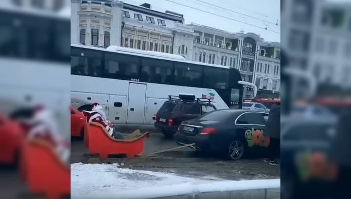 В Казани остановили Деда Мороза с упряжкой в виде "Мерседеса": он заплатит 6 штрафов