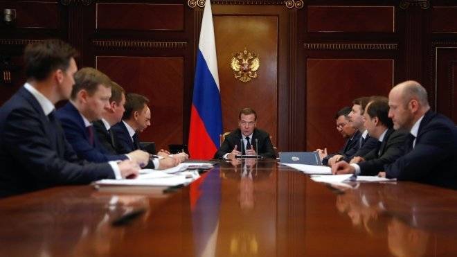 Медведев распорядился внести в Госдуму РФ закон о правилах аттестации экскурсоводов