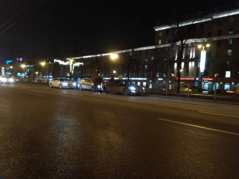 Три автомобиля сложились в паровозик на Московском проспекте