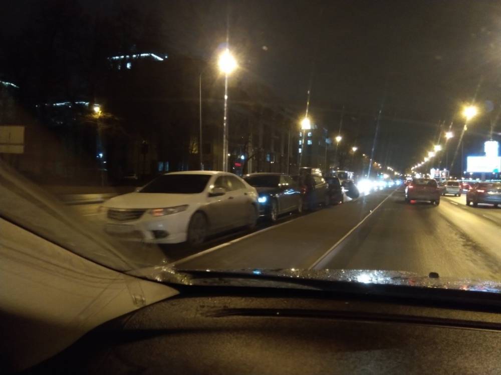 Водители Петербурга устроили две аварии подряд на Ушаковской набережной