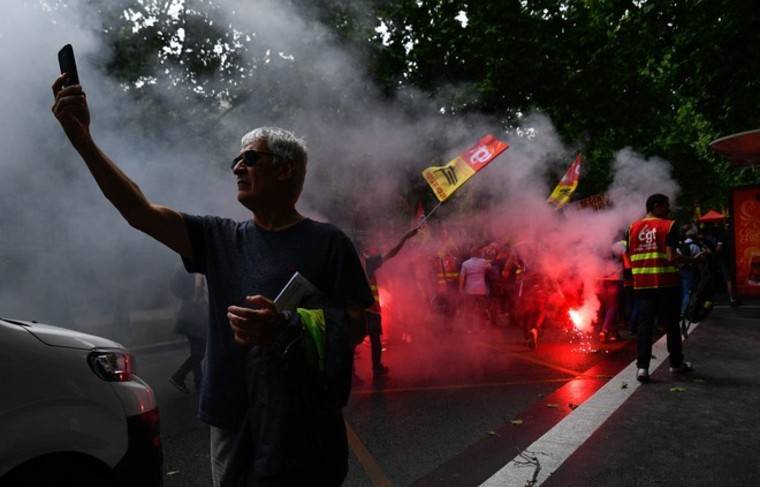 Почти два миллиона французов протестовали против пенсионной реформы