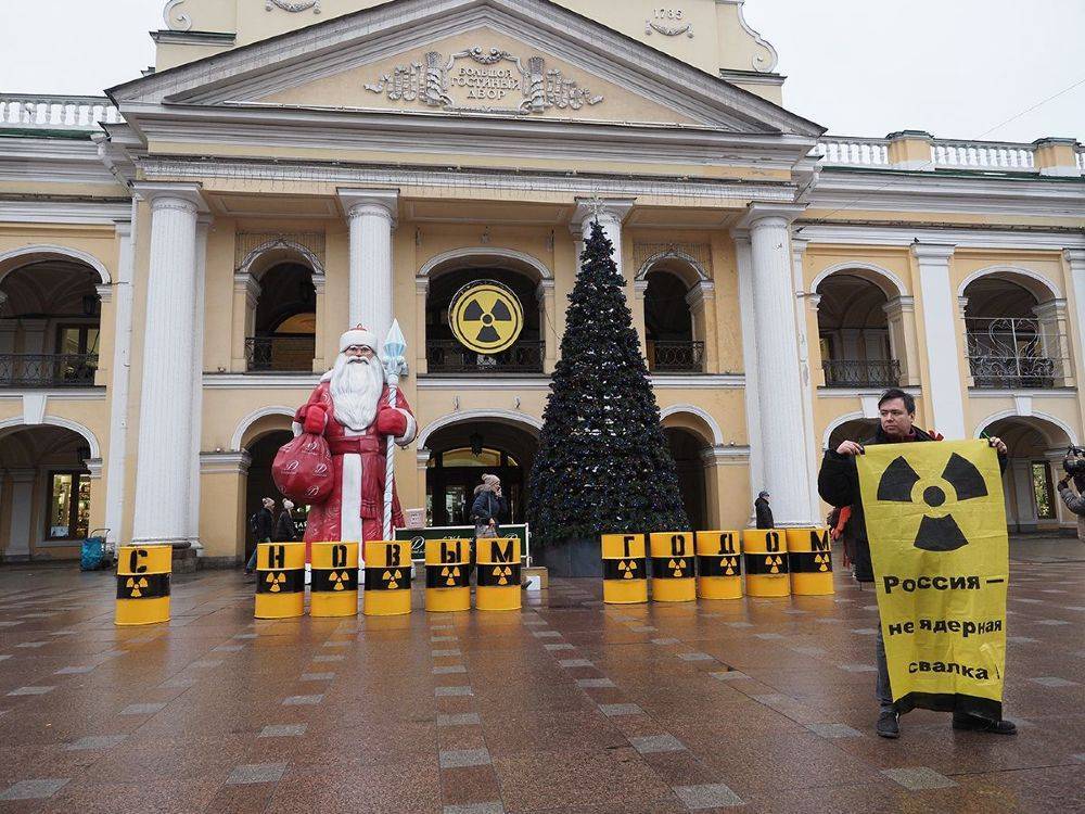 В Петербурге задержали активиста «Гринпис» после акции против ввоза «урановых хвостов»