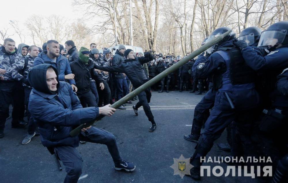 Зеленский пожурил онижедетей за избитую полицию