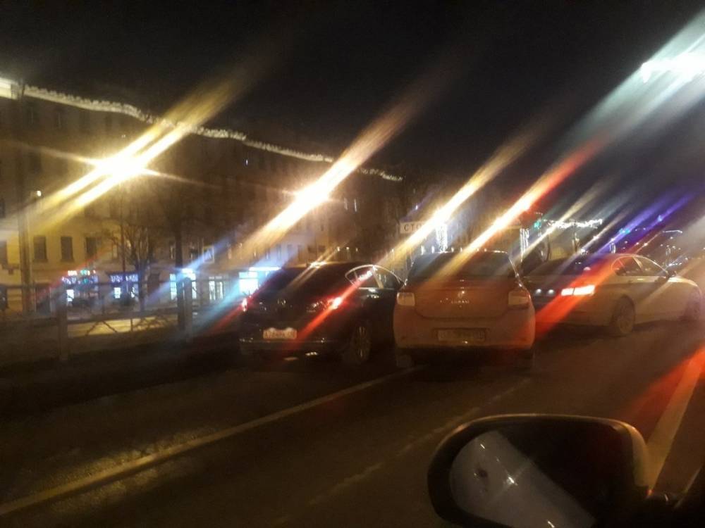 На Московском шоссе среди ночи три автомобиля попали в ДТП