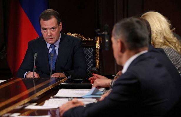 Медведев поручил за шесть лет полностью решить проблему с жильем для детей-сирот