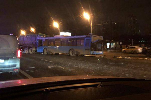 Водитель автобуса пострадал при столкновении с грузовиком на западе Москвы