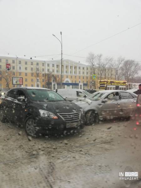 Екатеринбург сковали пробки: снег будет идти в городе ближайшие три дня