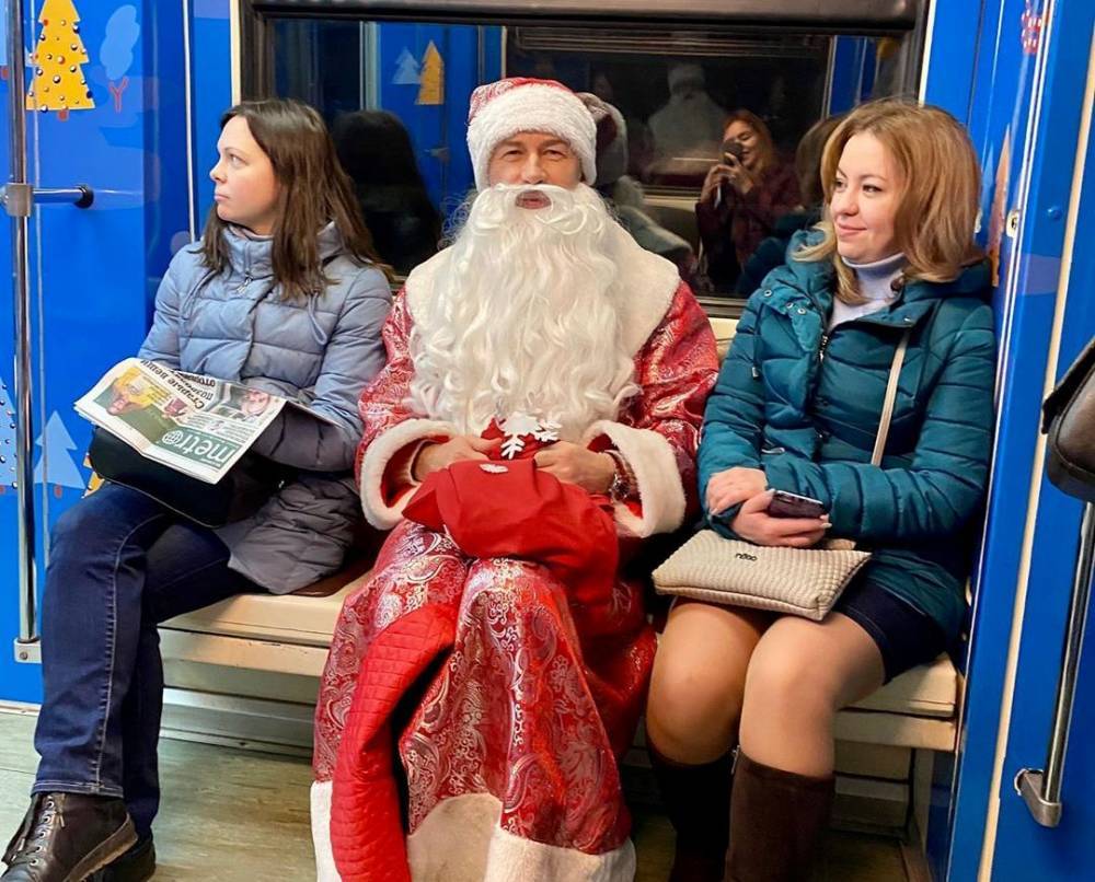 Валерия Сюткина в костюме Деда Мороза заметили в метро