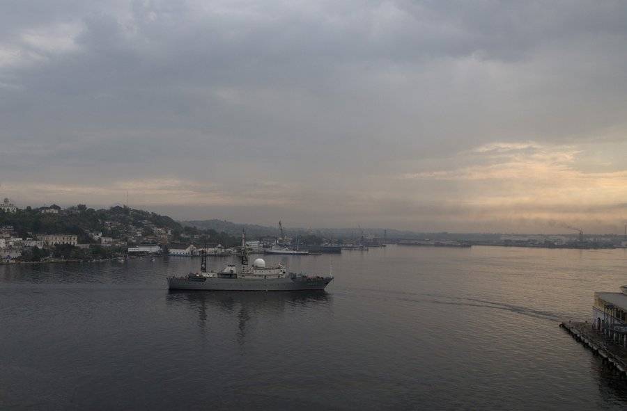 Военные в США рассказали о слежке за российским кораблем-разведчиком