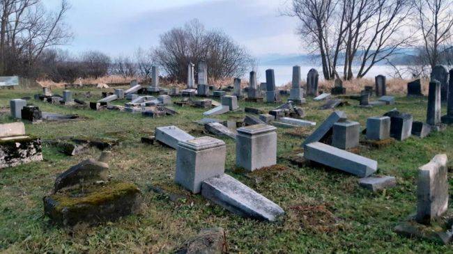 В Словакии разгромили еврейское кладбище