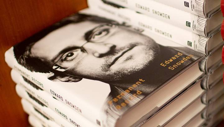 Суд США запретил Сноудену получать доход с его книги