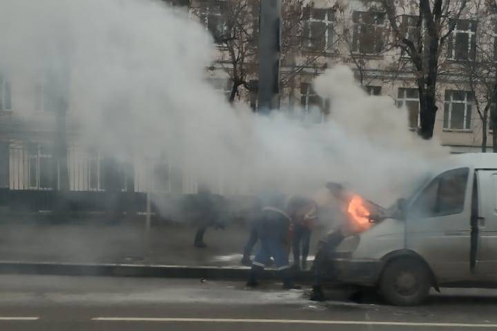«Газель» загорелась на Шереметьевской улице Москвы