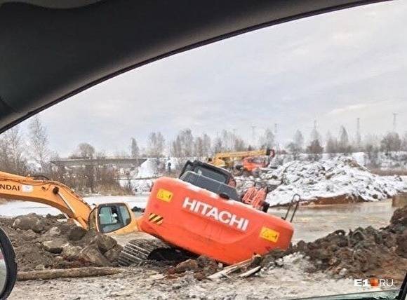 Дорогу из Екатеринбурга в Верхнюю Пышму перекрыли из-за двух утонувших экскаваторов