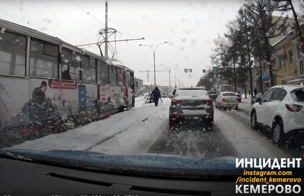 В Кемерове вылетевший на рельсы автомобиль заблокировал движение трамваев
