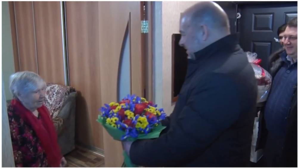 Губернатор Архангельской области поздравил с 97-летним юбилеем фронтовую медсестру