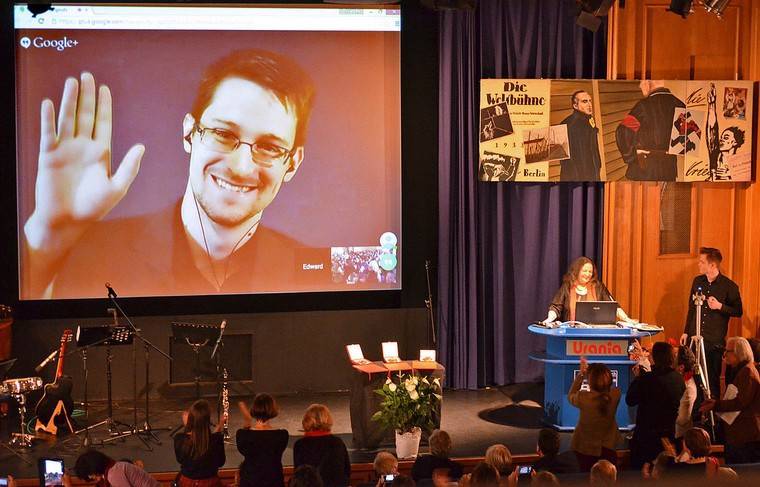 Власти США отсудили у Сноудена доходы от его книги