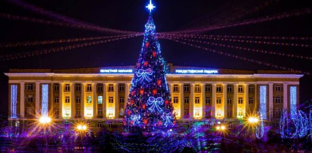 Новогодняя елка Великого Новгорода попала в топ-30 самых высоких в России