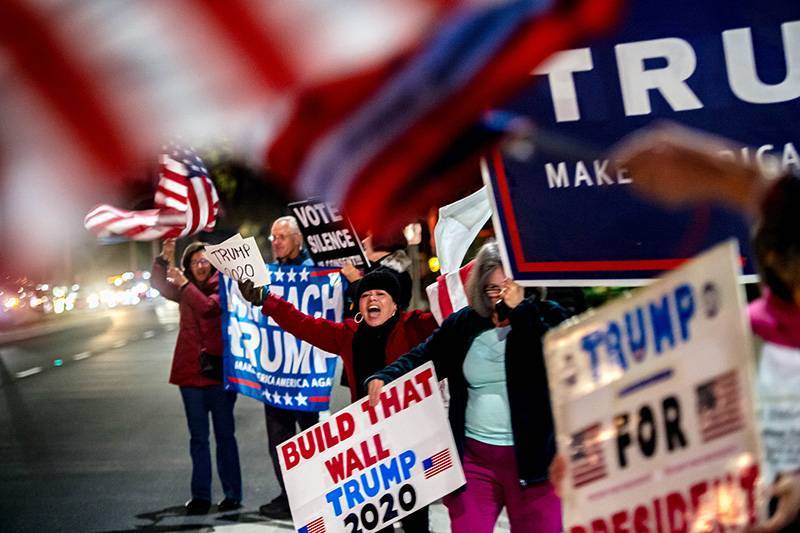 Сторонники и противники Трампа вышли на улицы перед голосованием по импичменту