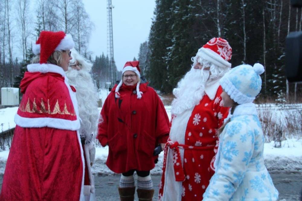 Карельские Дед Мороз и Снегурочка поехали в Финляндию, а Йоулупукки – в Карелию