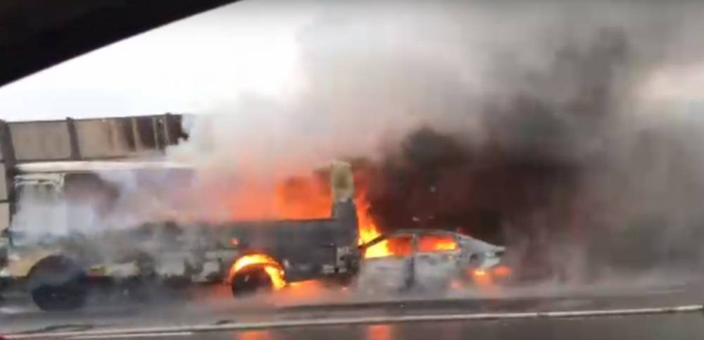 На КАД перед съездом на Косыгина загорелись автобус и Hyundai Solaris