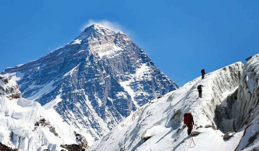 Ученые поняли, почему на вершине Эвереста в мороз тает лед