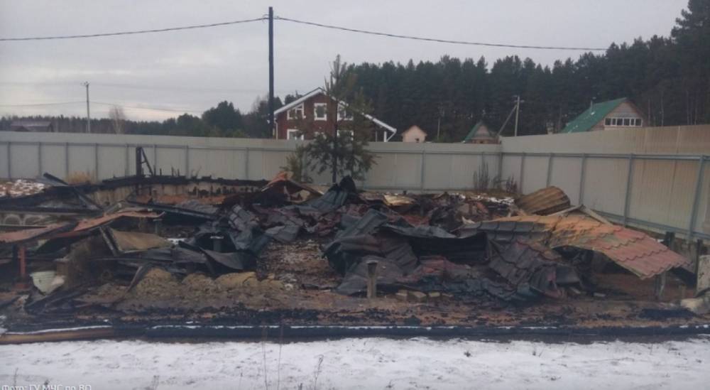 В Череповецком районе сгорел двухэтажный жилой дом