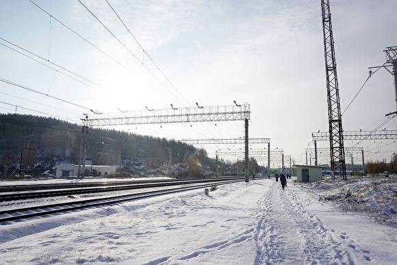 В Свердловской области 16-летняя девушка погибла под поездом, оставив записку