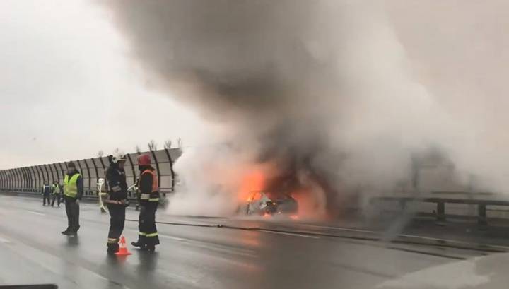 Автобус и легковушка вспыхнули после столкновения на КАД в Петербурге. Видео