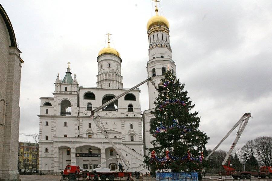 Москва онлайн: украшение елки на Соборной площади