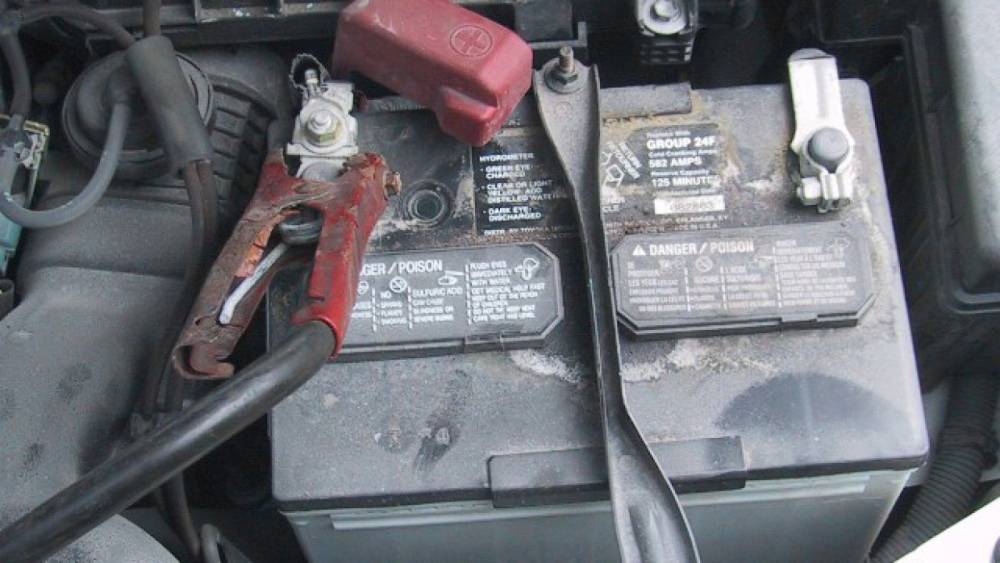В Пскове трое молодых людей попались на серийных кражах автомобильных аккумуляторов