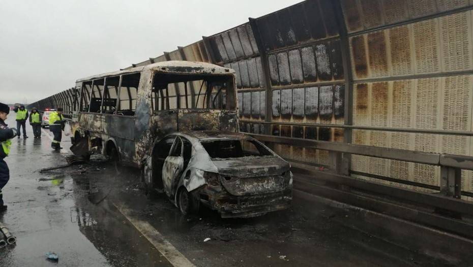 На кольцевой из-за аварии сгорели автобус и автомобиль
