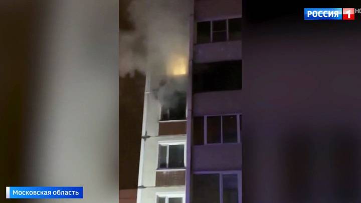 В Краснознаменске полицейские на руках вынесли пенсионерку из горящего дома