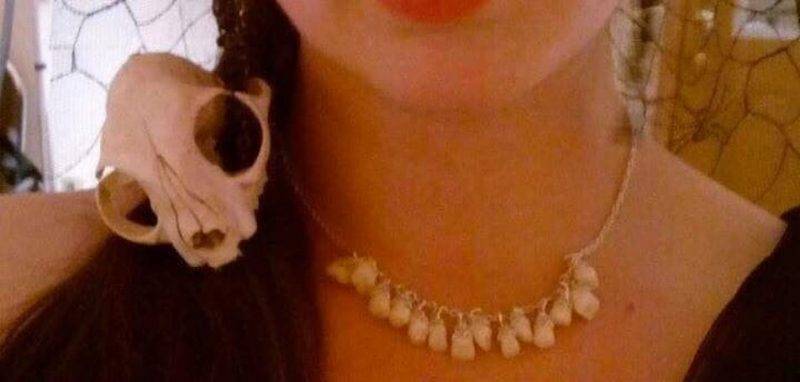 Невеста в ожерелье из человеческих зубов напомнила соцсетям «серийного убийцу»