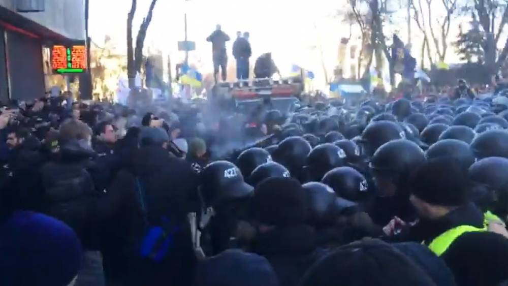 Порядка 34 человек пострадали во время столкновений у парламента Украины