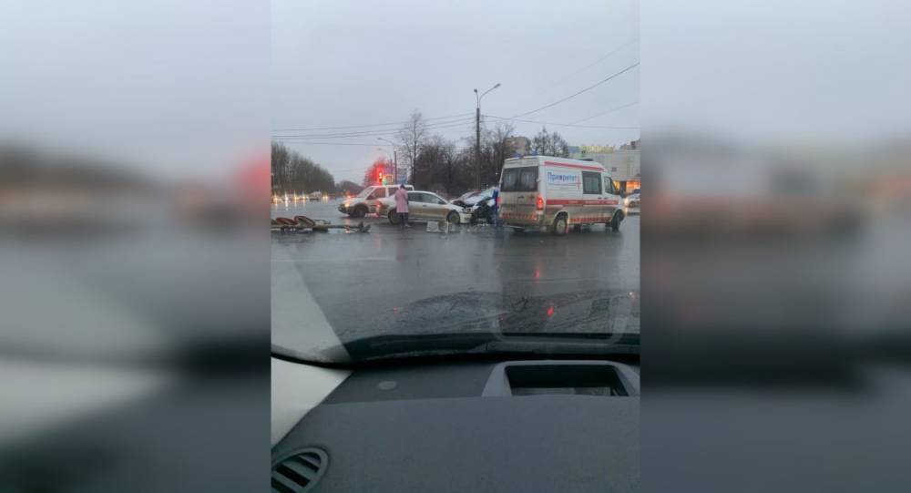 Две иномарки и светофор пострадали в ДТП на перекрестке Типанова и Юрия Гагарина