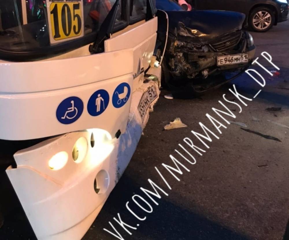 В Заполярной столице автобус столкнулся с легковым автомобилем